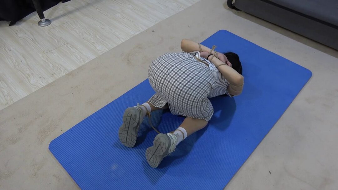 美女荣荣格子裙。反扭，手铐脚镣，蒙头堵嘴，押解跪缚-8