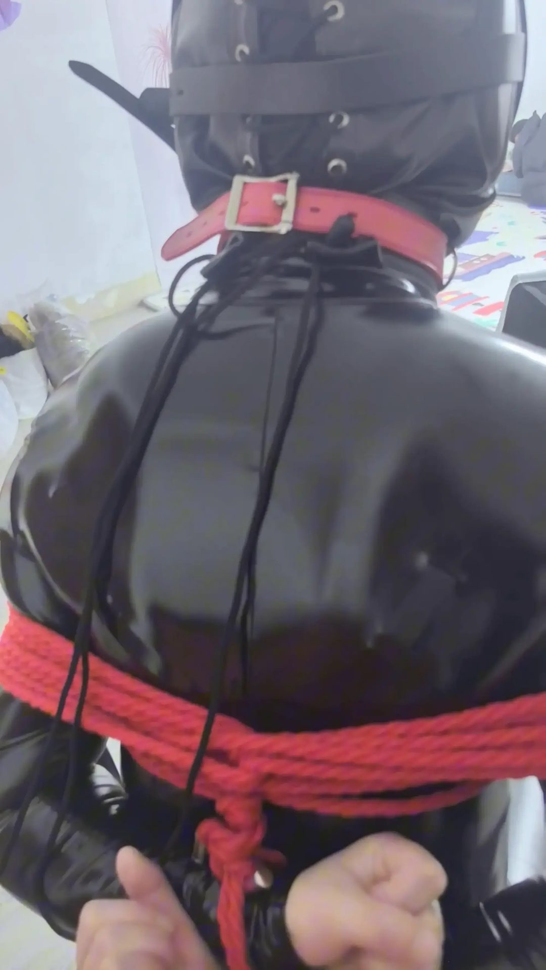 定拍转公映 子墨《幽闭恐惧症少女的内心世界》紧缚皮衣被大哥全包头套控制，口不能言，昏迷不醒-6