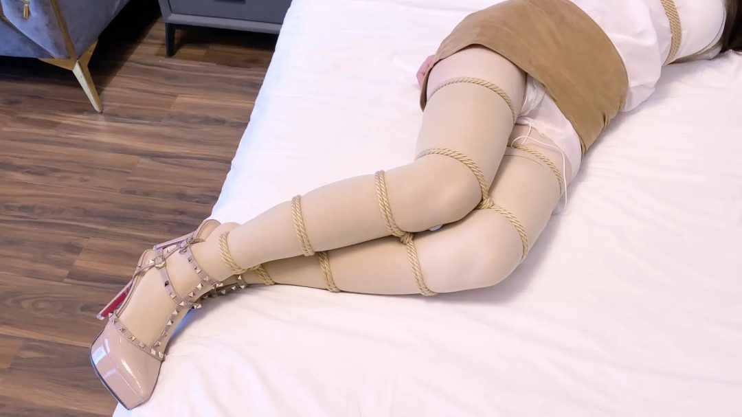 《甜妹故事汇》-第二十集-婷妹回归之作，奈何楼上打电钻噪音破坏氛围+首次尝试OL御姐风放置+超紧欧式直臂+胸缚+并腿捆+驷马挣扎+口球等等-12