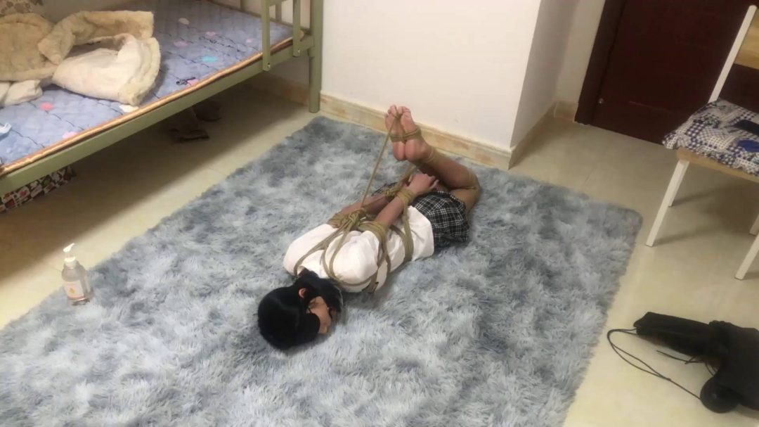 小美女红豆 JK制服 超紧裸足 直臂驷马 捆绑挣扎十分给力-3