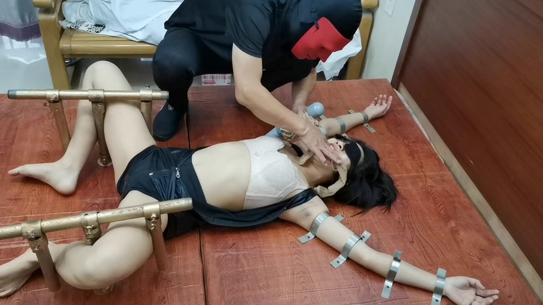 云儿奴床板禁锢,一点动弹不了，随边摸、打、挠-4