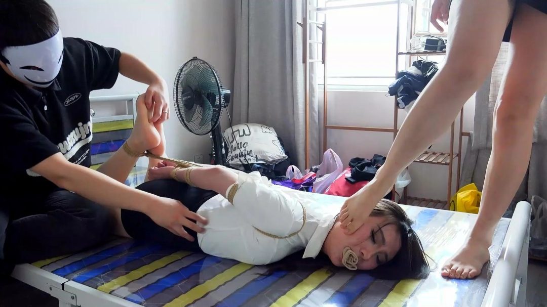 TK折磨的塑料姐妹花 直臂挠脚TK原味堵嘴-1