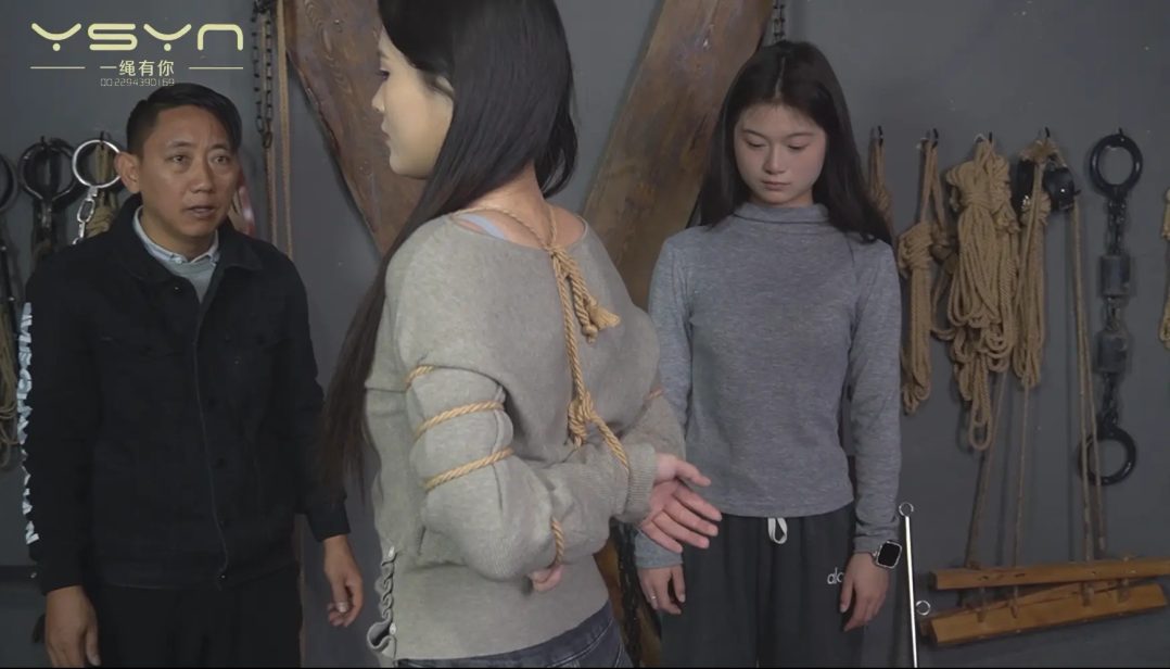 【双柳体验】柳依带来自己的小妹柳亦菲来到基地体验各种金属道具拶子绑住手腕吊起互绑五花-9