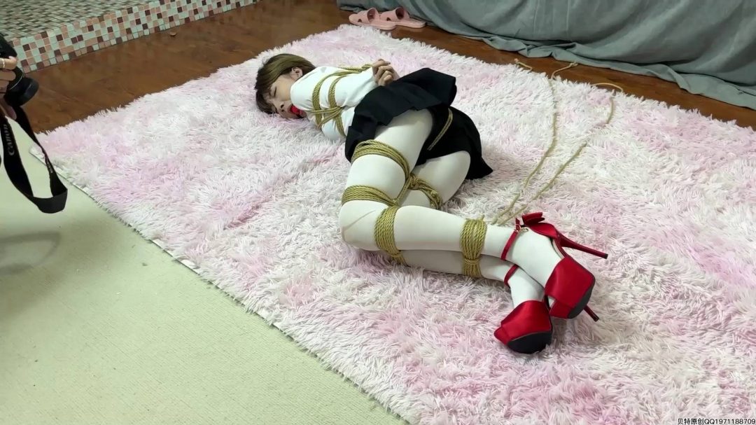 美女小艺jk制服驷马紧缚捆绑-8
