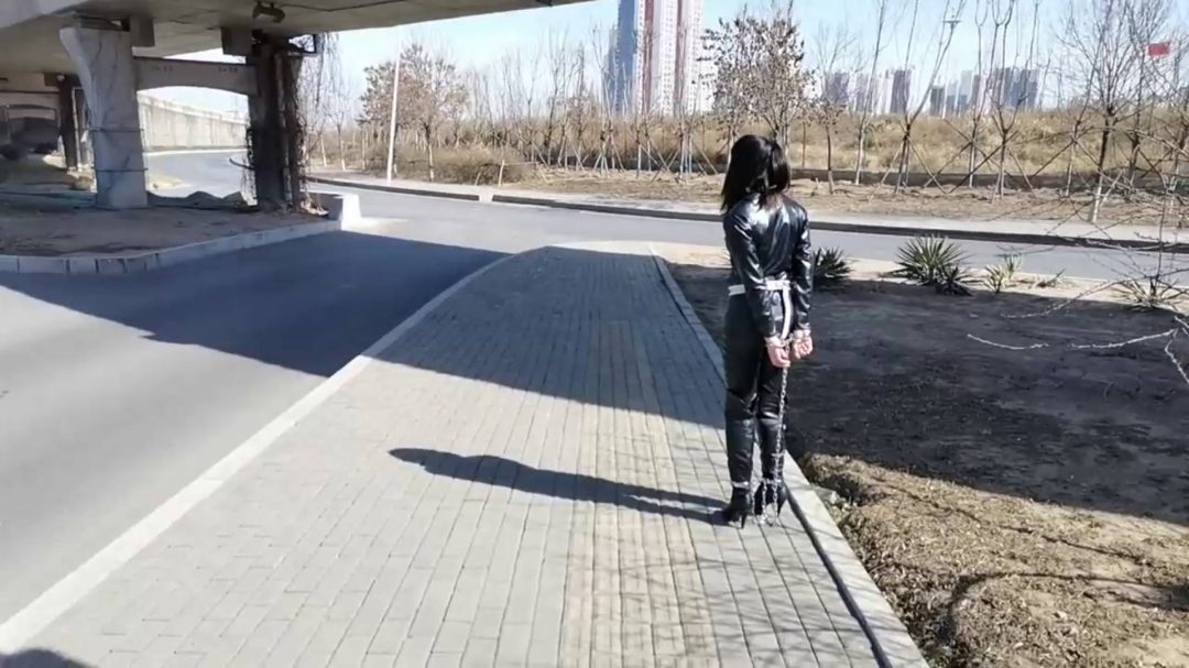 云儿连体铐极不情愿户外游玩，回去直接倒吊起来-2