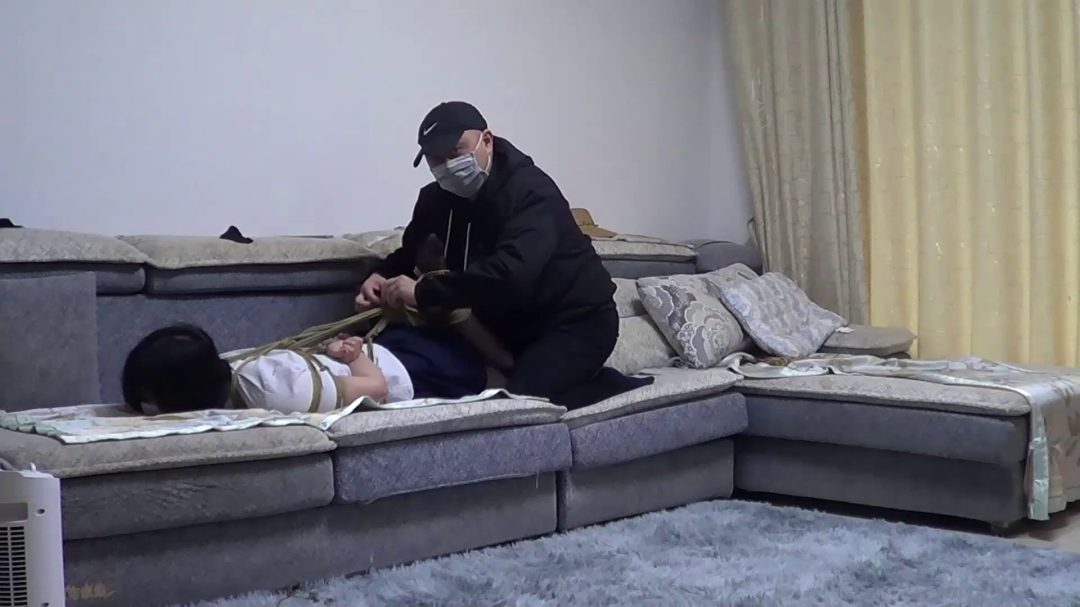 00后小美女玉箫 极品黑丝 蒙眼口塞 十分漂亮的玉足驷马捆绑 股绳挣扎-5