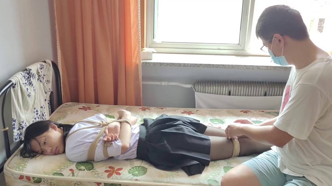 可歆妹妹臭袜子堵嘴 驷马 开口器鼻钩 舔脚-2