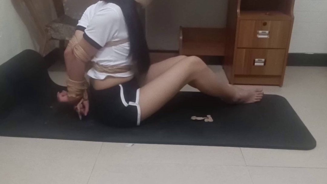 前面体操服，后面短裙黑丝，超紧西式并肘挣扎-1