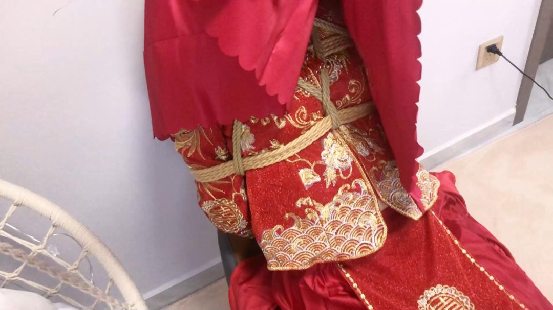 《婚之劫难》-中式婚礼题材+口球堵嘴+日式紧缚+胸缚+并腿缚+放置挣扎无调教+盖盖头+跪坐+结束花絮两分钟打屁股等等-2