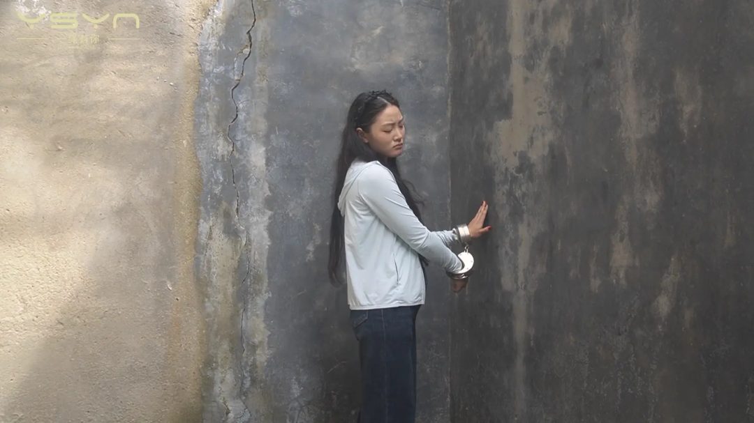 【最后72小时】一个要被执行注射死刑的漂亮女孩在女监最后72小时经历重拷放风金属架五花驷马紧敷脚趾扎带-4