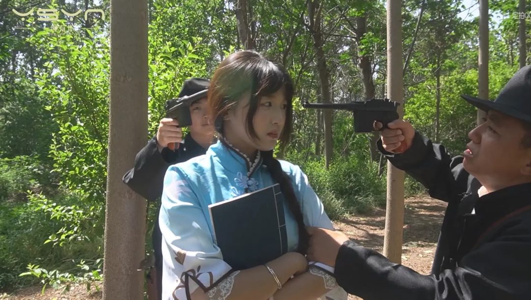 【赤心烈女行】丛林中行走的女孩被特务抓到审讯酷刑打挠痒铁刷刷脚心关押五花大绑刑场-2