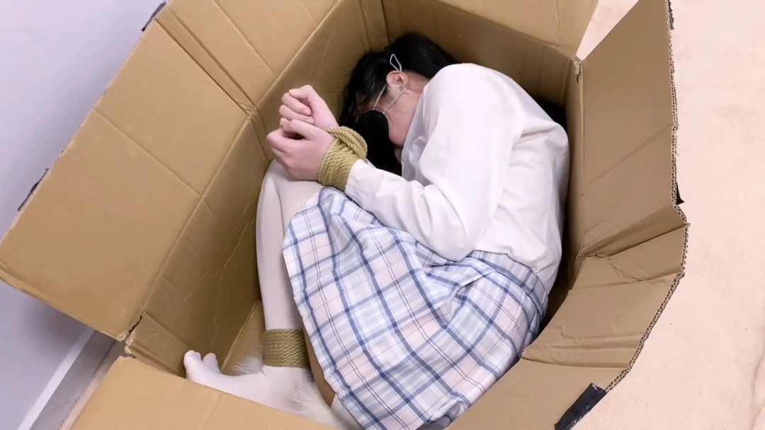 《快递惊魂》-开门回家看到一个箱子还有动静+开启开关原来里面装了个妹妹+一段时间后开始开箱视频+绑手绑脚+口球+jk+尾巴+长筒袜+一大摊口水+冬天暴汗-4