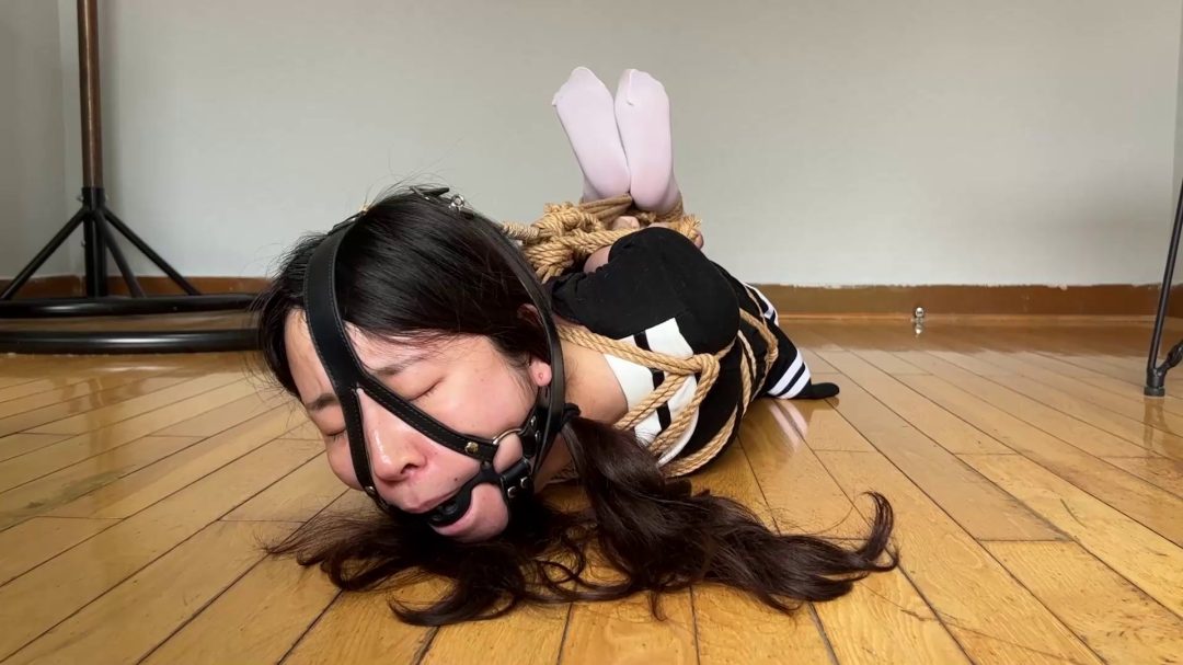 水手服白丝如雨妹子极限并肘驷马挣扎-7