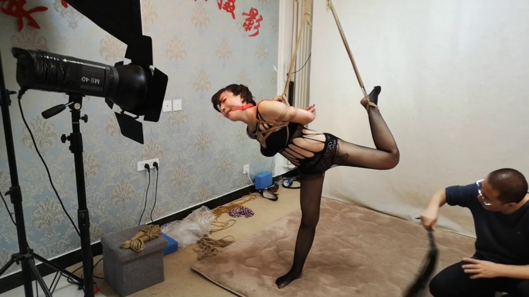 紫依 黑丝连体衣 痛苦的吊-3