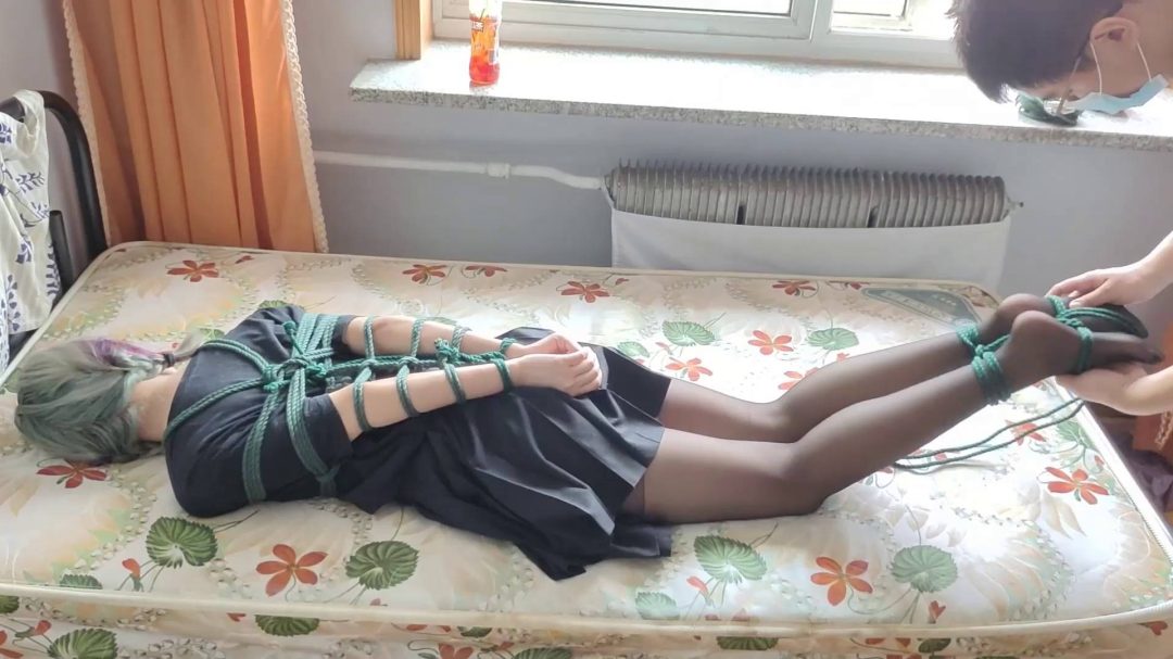 月潇驷马紧缚舔足训练-4