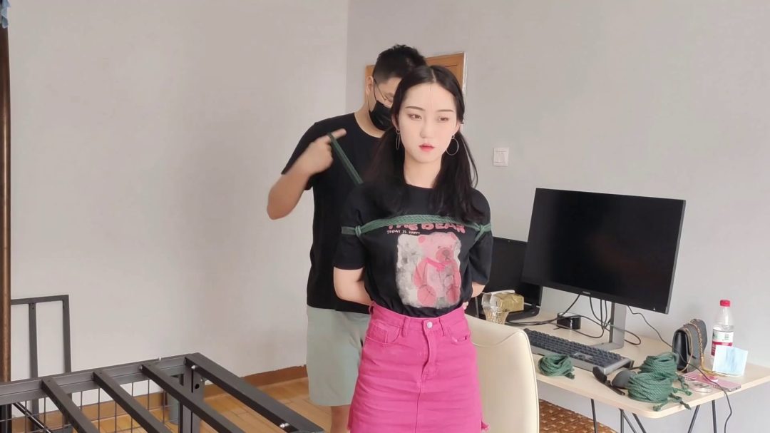 欣妍铁笼超紧跪缚-1