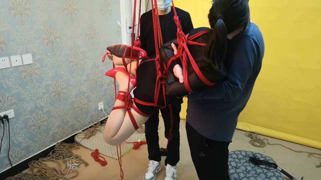 凌宇 黑短衫 爆乳 凌空悬吊飞舞-6