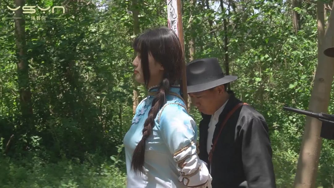 【赤心烈女行】丛林中行走的女孩被特务抓到审讯酷刑打挠痒铁刷刷脚心关押五花大绑刑场-14