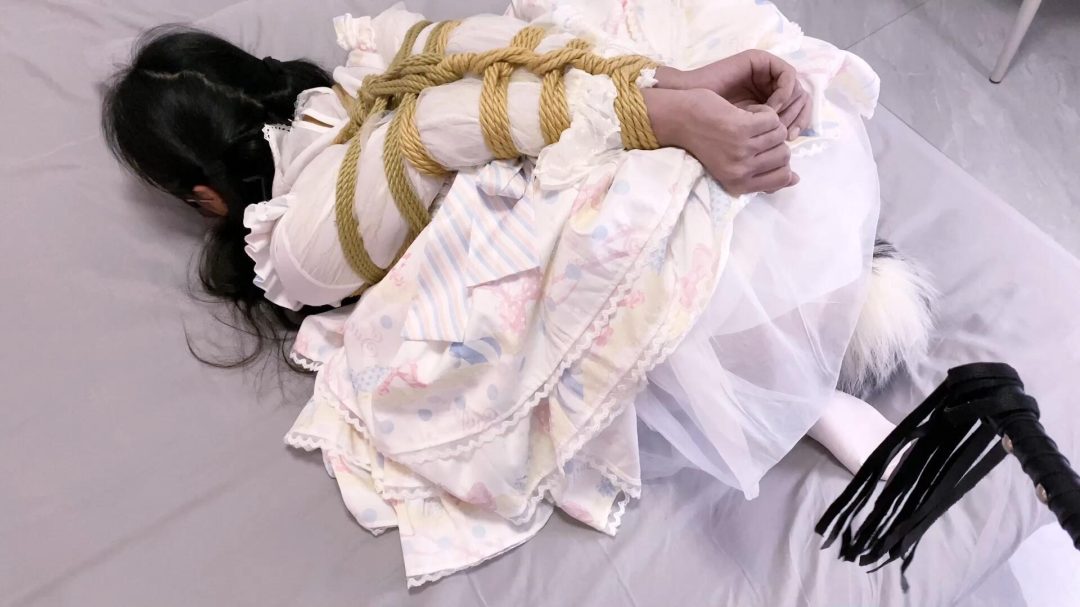 《路崽日记》-洛丽塔欧式直臂紧缚+跪趴跪坐+口球+中重度打屁股sp打出音爆声+打脚心大腿和胸+尾巴+日式紧缚+胸缚+驷马吊缚悬吊+口水直流+放置-3