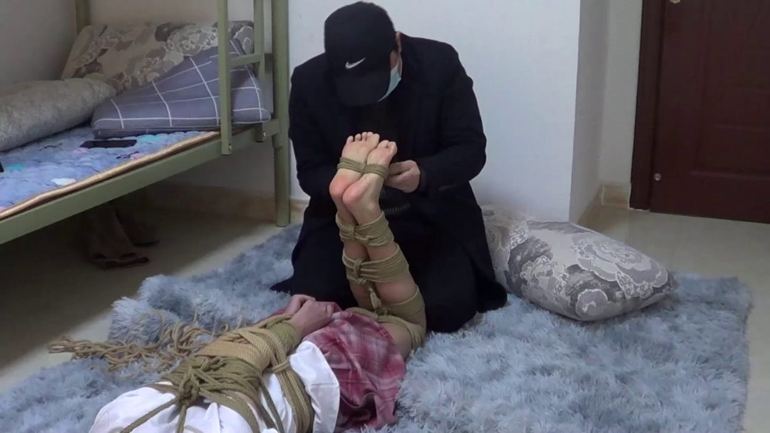 00后红豆 JK制服 裸足直臂驷马捆绑 蒙眼口塞 超紧捆绑放置调教 喜欢紧的来-7