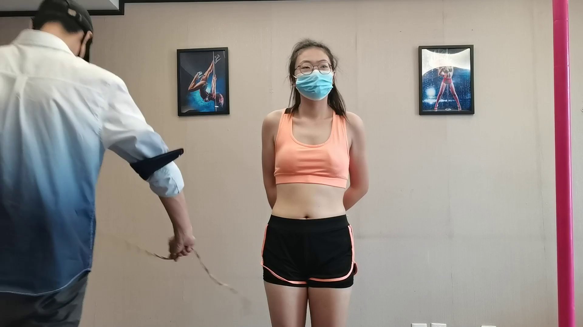 两个女孩被绑逃脱