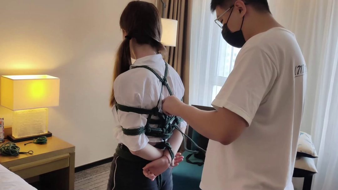 浴室禁锢美女绳m丹丹，不安分的大长腿，五星酒店实录-8