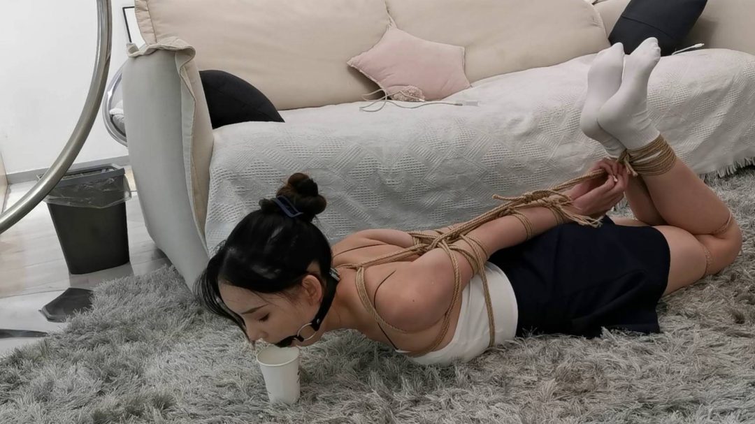 定拍美女果果上半段驷马捆绑口球堵嘴 下半段吊绑接口水-3