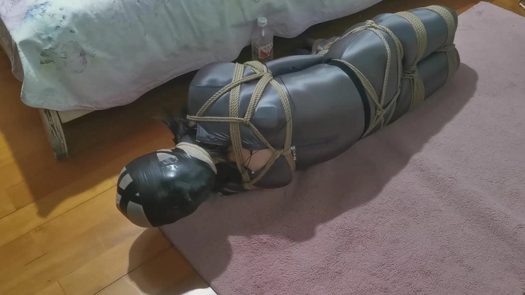 光泽连身衣+巨严厉的驷马紧缚放置+P机前后夹击+高强度胶带+电击-3