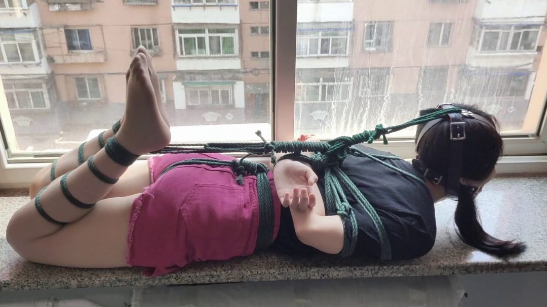 肉丝美少女欣妍股绳驷马缚窗台放置，强制抬头，马具口球堵嘴口水-7