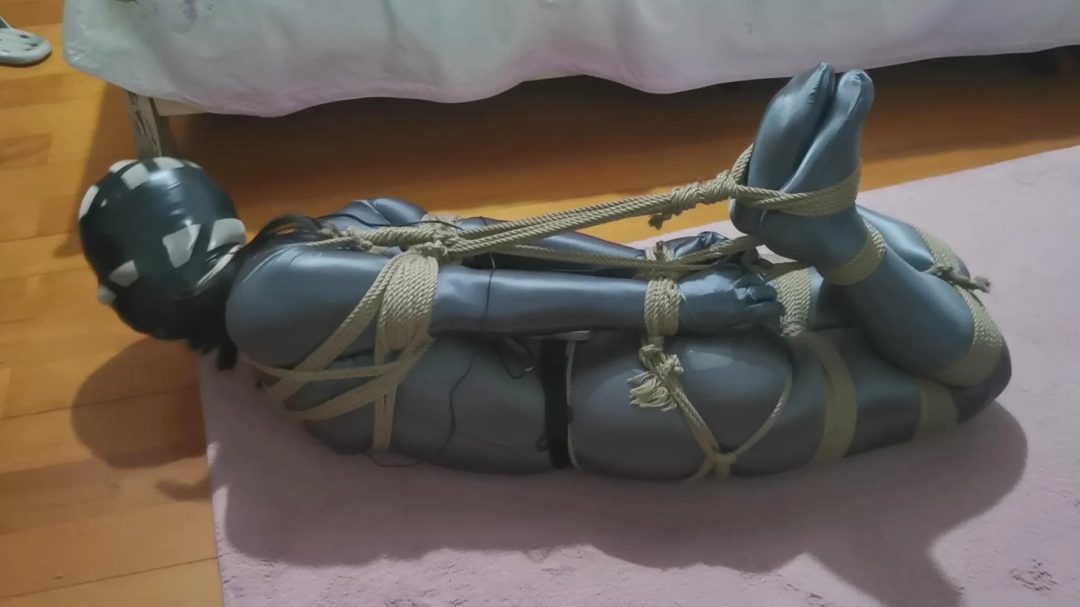 光泽连身衣+巨严厉的驷马紧缚放置+P机前后夹击+高强度胶带+电击-1