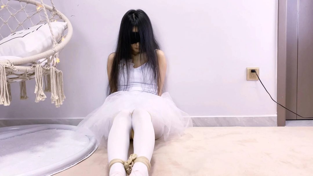 《芭蕾劫》-芭蕾舞蹈服+丝带捆绑+口塞+脑后反绑+M开腿+放置挣扎+肉丝背后捆+并腿捆+丝袜塞嘴+放置挣扎+驷马放置+抚摸等等-9