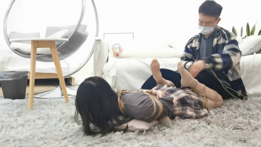 莞尔驷马紧缚 嘴里塞个柠檬-4