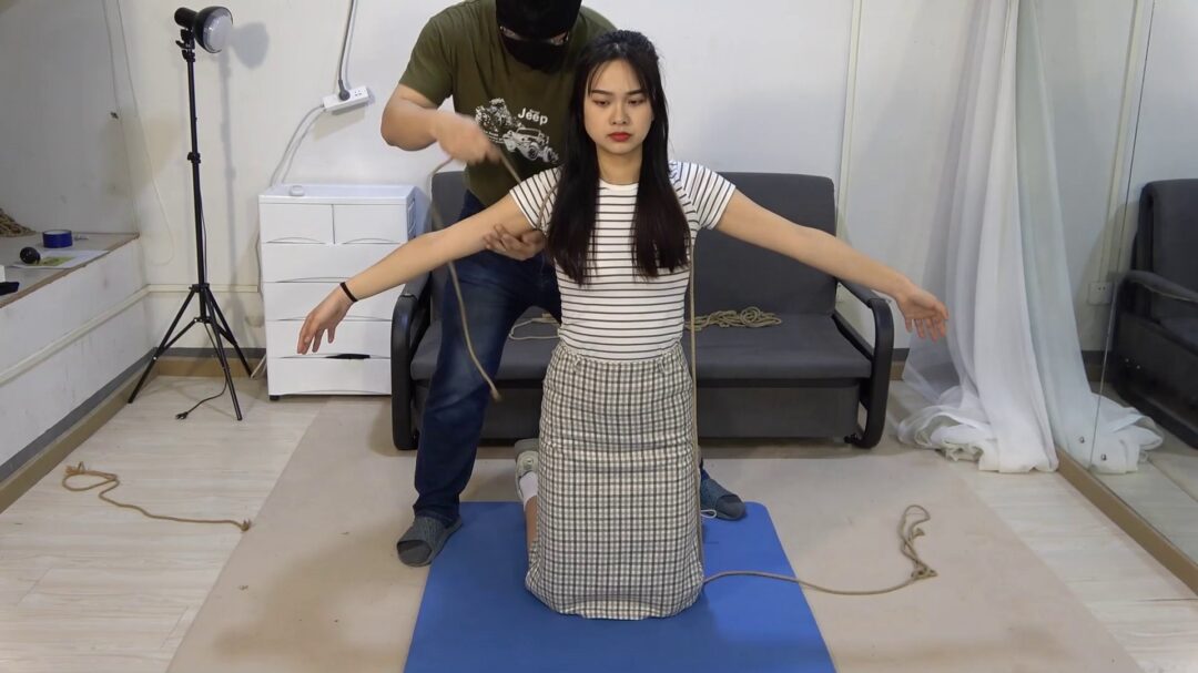 美女荣荣格子裙。反扭，手铐脚镣，蒙头堵嘴，押解跪缚-5