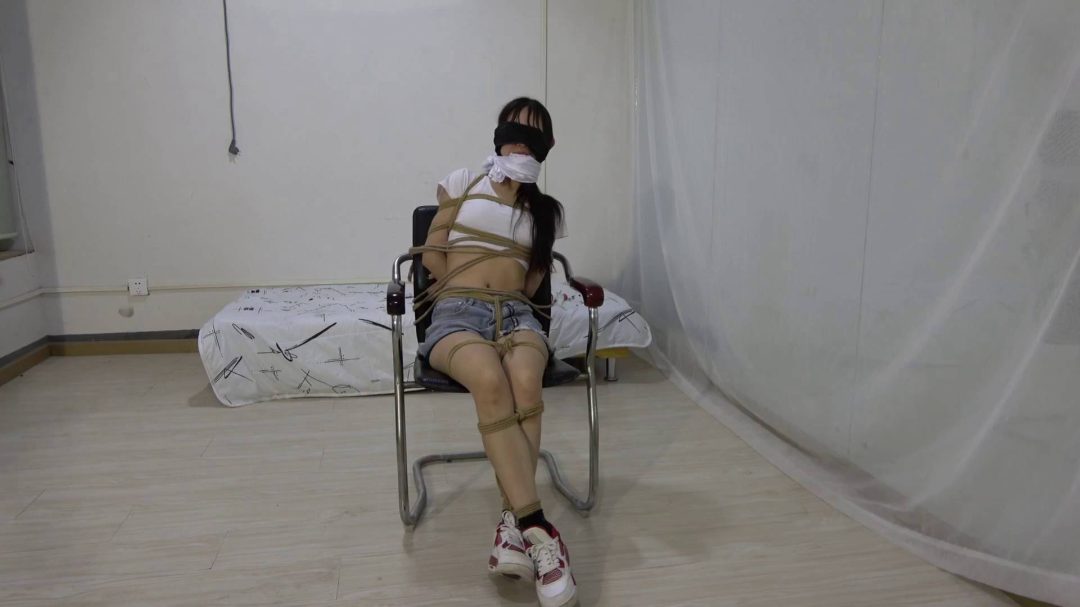 珊珊被入室抢劫紧缚捆绑-2