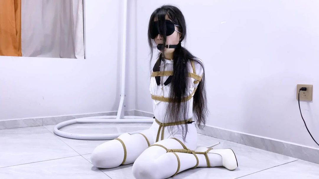 《束缚挑战》-连身袜纯白兔女郎被直臂紧缚,胸缚,股绳,多节并腿捆,口塞,强制弓腰吊缚,紧缚行走完成任务,分腿蟹缚,口水直流,惨叫连连等等-9