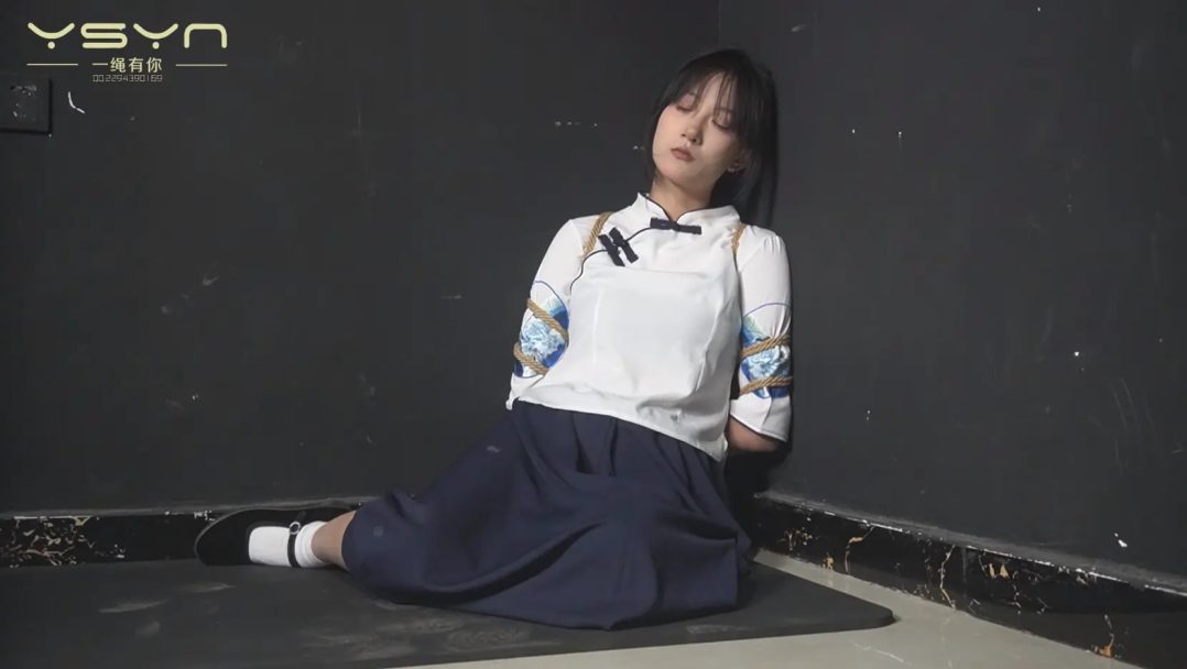 【烈火红颜】被捕女孩五花大绑关进牢房大字绑鞭打坐老虎凳打挠脚心拶子拶脚指不屈服刑场捆绑插牌枪决-9