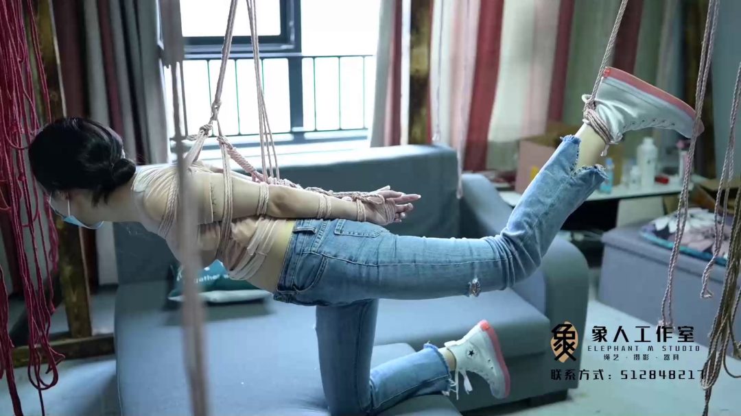 小R,露脐,牛仔裤,帆布鞋,直臂,驷马,玩绳,主题-3