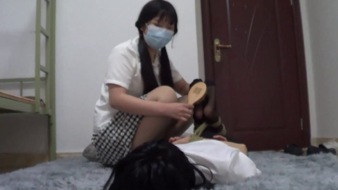 剧情大学宿舍里主动体验捆绑 JK制服 蒙眼封嘴 挠痒 最后被贼人入室抢劫 双人驷马解缚~玉箫 红豆-3