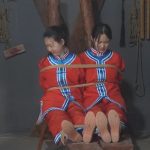 【丛林斩首】官差押送两名年轻漂亮女犯刑房审讯不招关押牢房五花大绑丛林中斩首