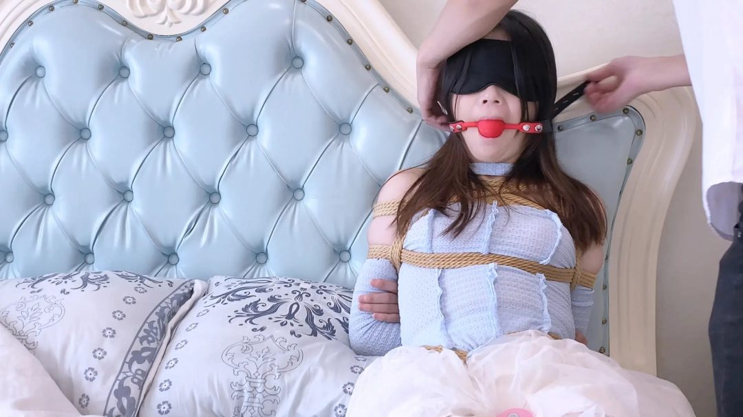 【嗷大喵】-《吃鱼的喵》-尾随绑架,捂晕,日式紧缚,胸缚,股绳,多节并腿缚蛇缚,口球,脱鞋tk,放置挣扎,丝袜堵嘴,胶布封嘴,强制吊腿,抚摸,挠脚心等等-3