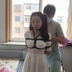 白裙妹子珊珊的铁笼跪缚，金属棒固定身体与头部，鼻钩马具口球联动