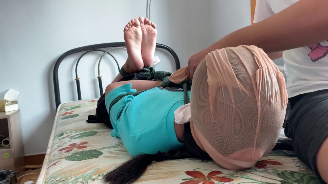 雨晨妹妹驷马抓举摔摔乐，丝袜套头白袜多重堵嘴挣扎！痛苦与闷绝！-5