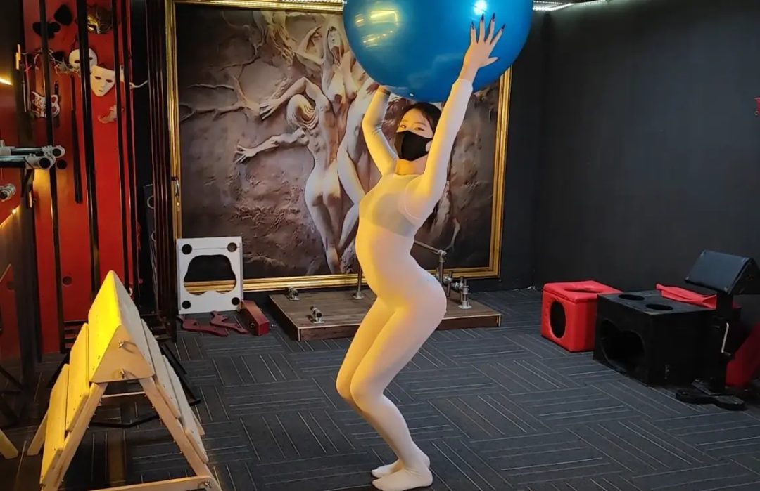 杨蕊 白色全包衣 瑜伽球操-6