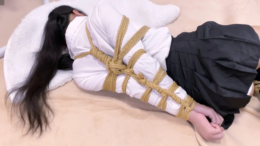 《路崽子历险记》--jk制服挑战脱缚+欧式直臂紧缚+胸缚+分腿蟹缚+鸭子坐-1