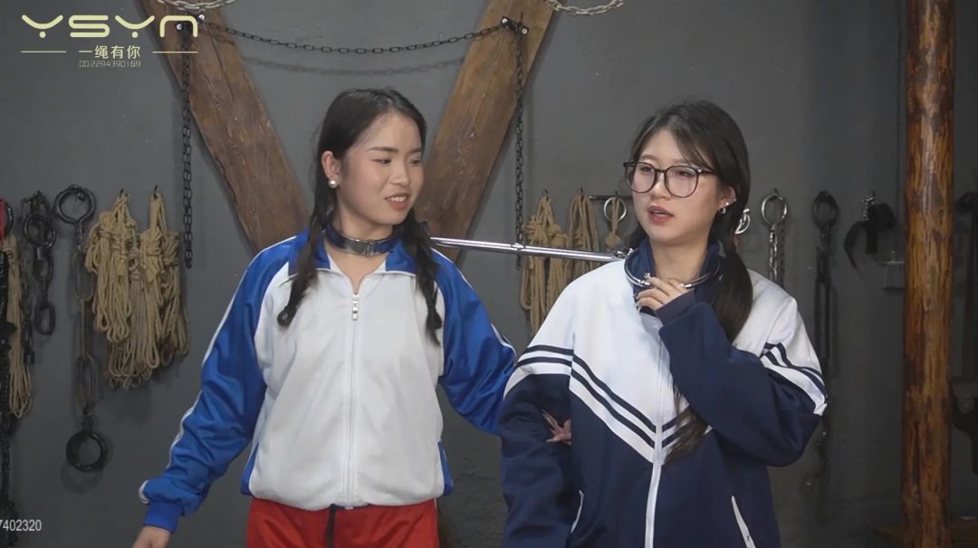 【快乐的体验】18岁的高中生身穿校服慕名前来体验尝试各种金属道具拶子龟甲敷捆绑后她-3