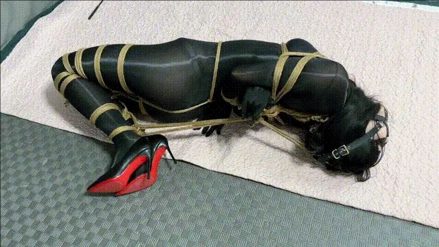 全身禁锢绷紧的快感！油亮黑丝超绝驷马紧缚+口罩口塞+红底高跟鞋+波波贝全程失控模式，被强制拉起的头部被紧紧禁锢着，全身基本无法动弹，只能扭动诱人的腰肢释放快感，不停地呜呜却无法改变自己的局面-7