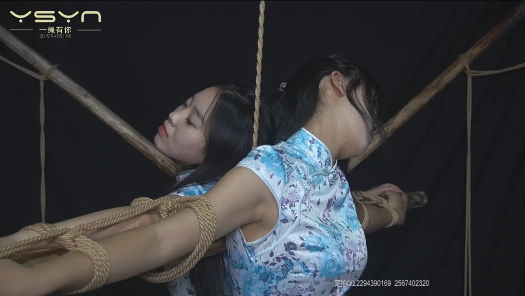 【铁骨芳心】漂亮姐妹俩情报室被捕刑房绑在一起垫脚鞭打老虎凳后手吊俩特务划拳输赢选-9