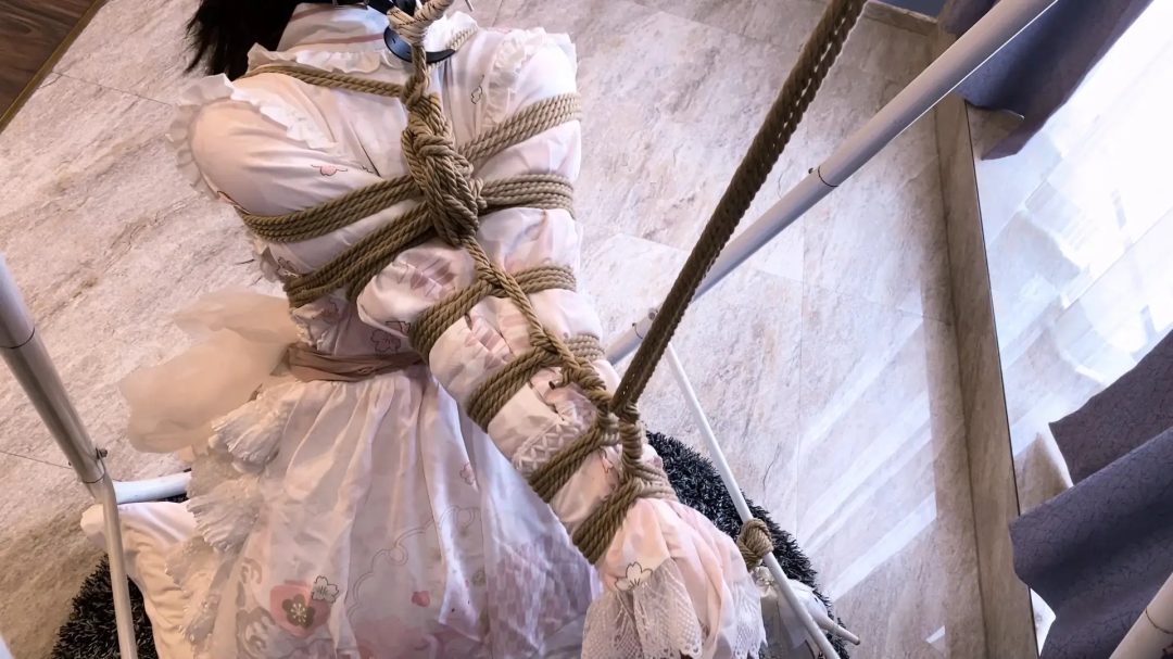 《甜妹故事汇》-久违的婷妹香软洛丽塔+日式紧缚+胸缚+口球+电击+强制八字开腿+直臂紧缚后手吊缚+跪缚强制开腿+马具口球+强制抬头等等-7