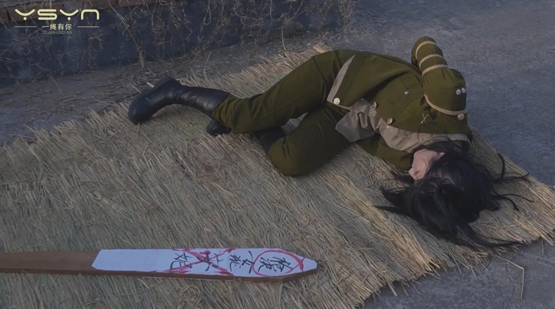 【血色潜伏】潜伏女孩惨遭捆绑吊打老虎凳铁钳子刷子挠脚心驷马吊起打虐不屈五花大绑插牌被枪决-15