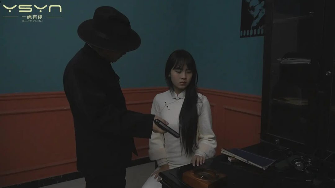 【断头台下的肚兜女姝】卧底女孩被捕捆绑刑房老虎凳打挠脚心后威逼脱掉旗袍肚兜再次老虎凳上刑全身挠痒刑后上断头台-5